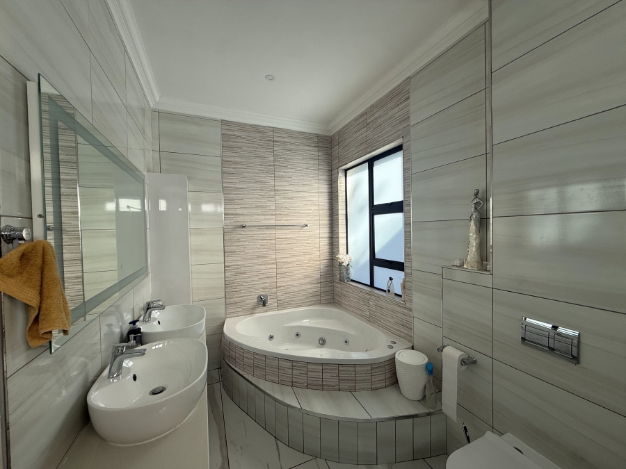 5 Bedroom Property for Sale in The Islands Estates North West